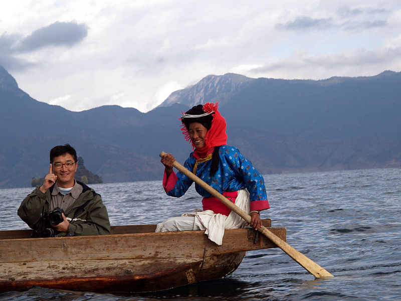 Lake Lugu is a popular spot for Chinese tourists interested in visiting Mosuo culture. (Photo: Himangframe/Seihon Cho/Wikipedia/goo.gl/MsMWxc)